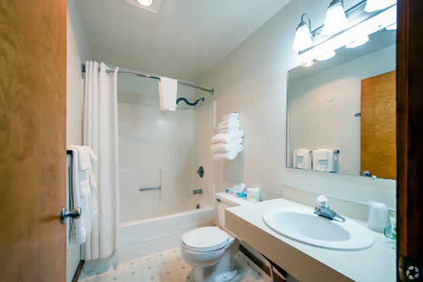 Willamette Pass Inn Bathroom Crescent Lake, OR